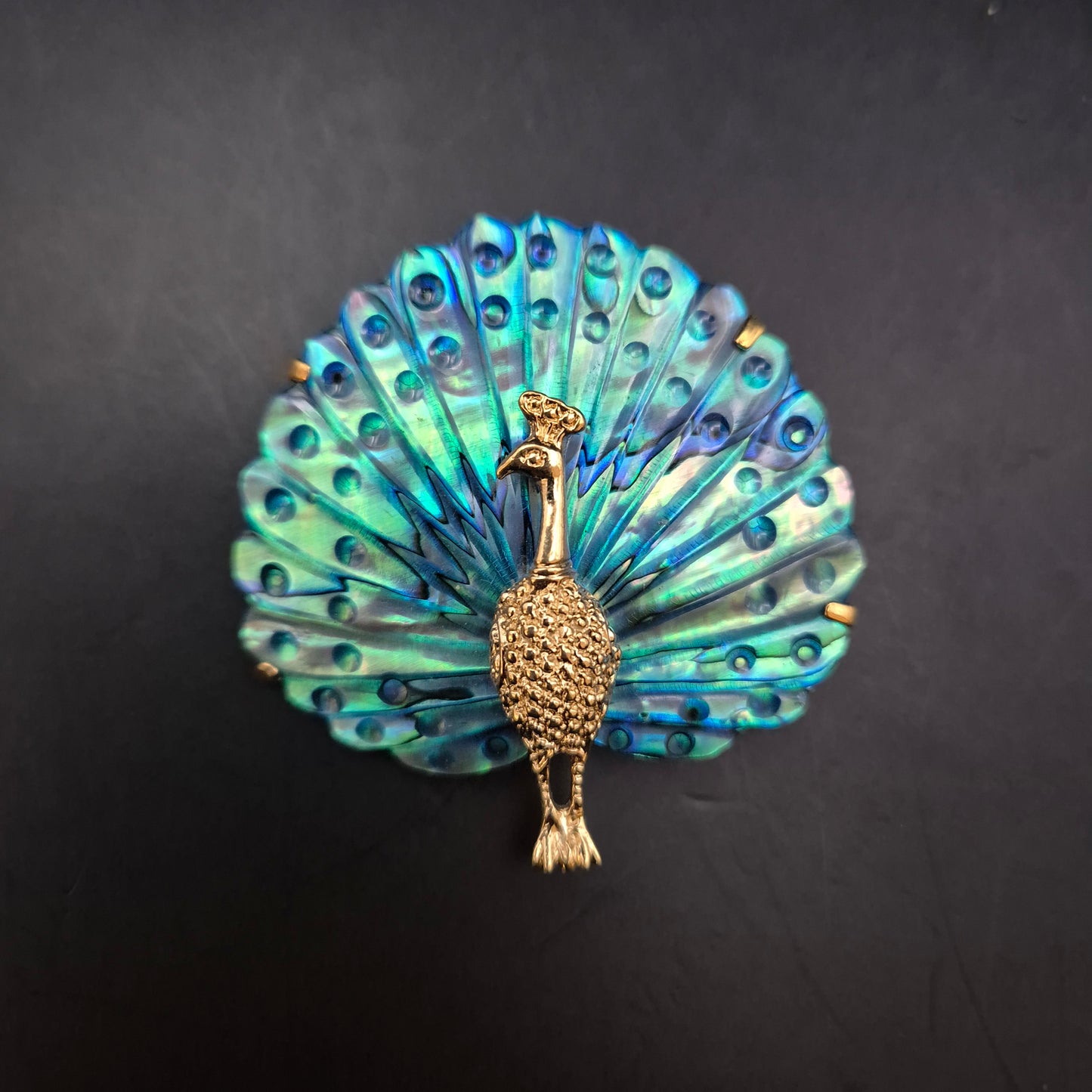 Bunte Pfau Brosche – Vintage Design mit schillerndem Farbspiel