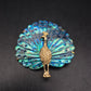 Bunte Pfau Brosche – Vintage Design mit schillerndem Farbspiel