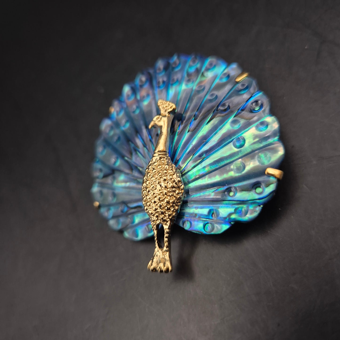Bunte Pfau Brosche – Vintage Design mit schillerndem Farbspiel