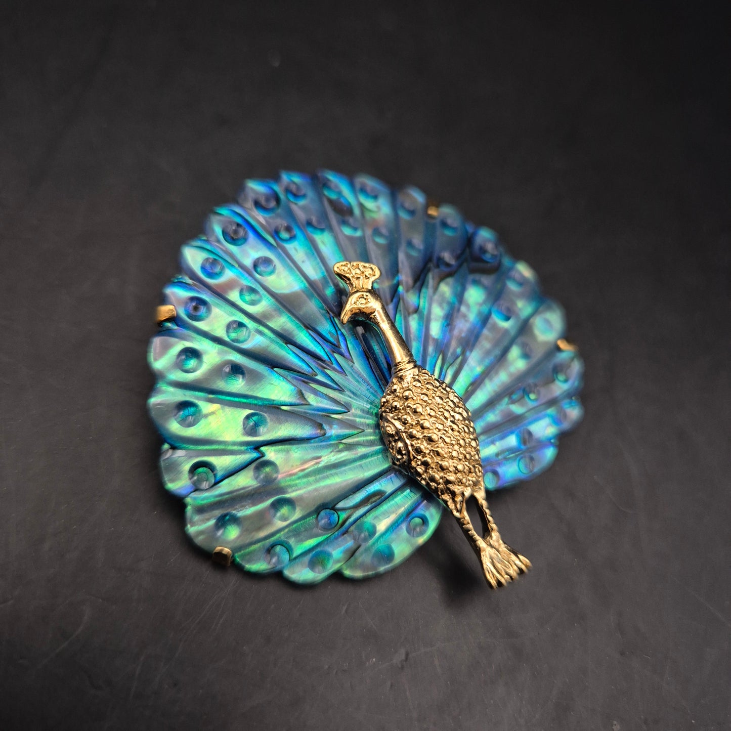 Bunte Pfau Brosche – Vintage Design mit schillerndem Farbspiel