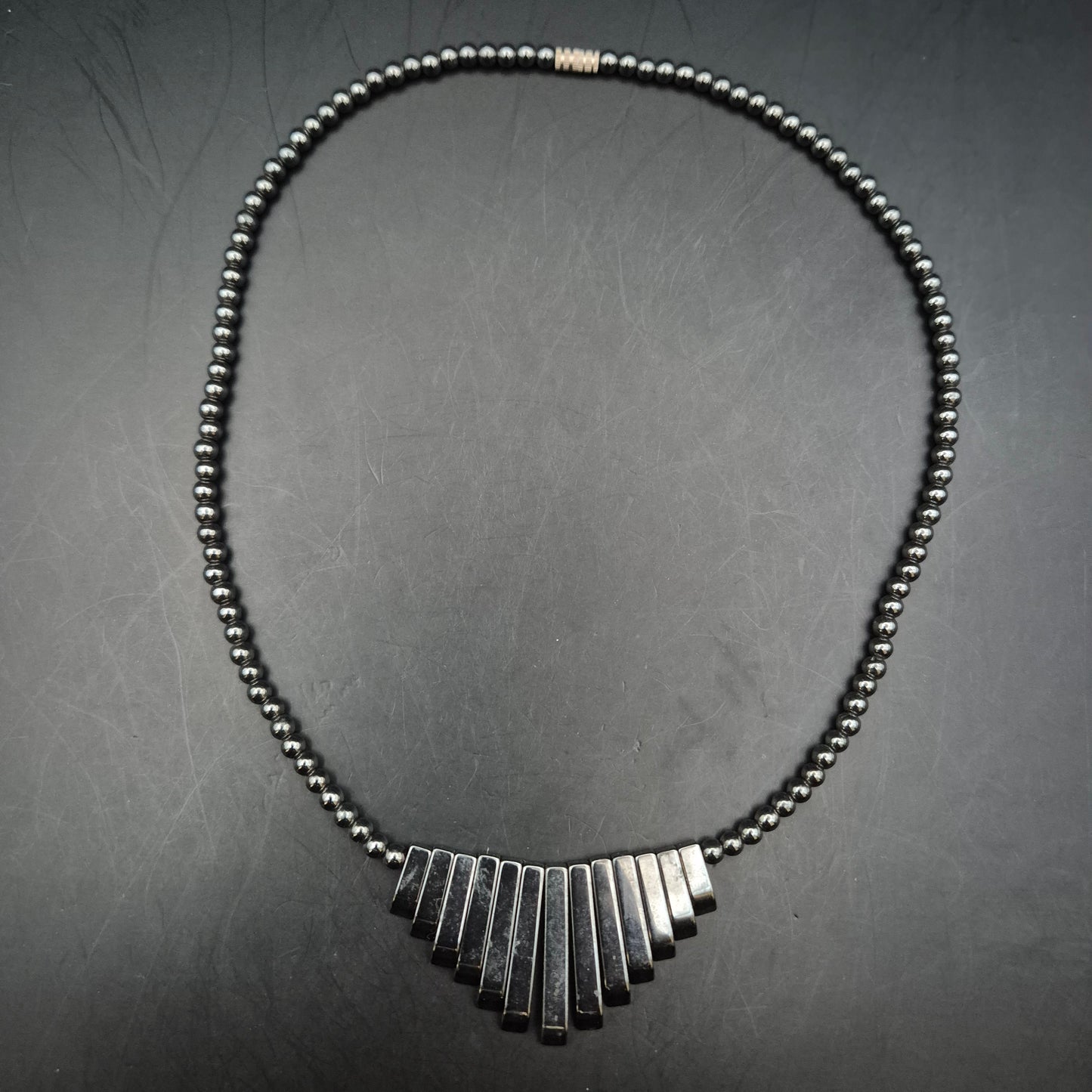 Moderne Damen Halskette aus Hämatit – Fächer-Design