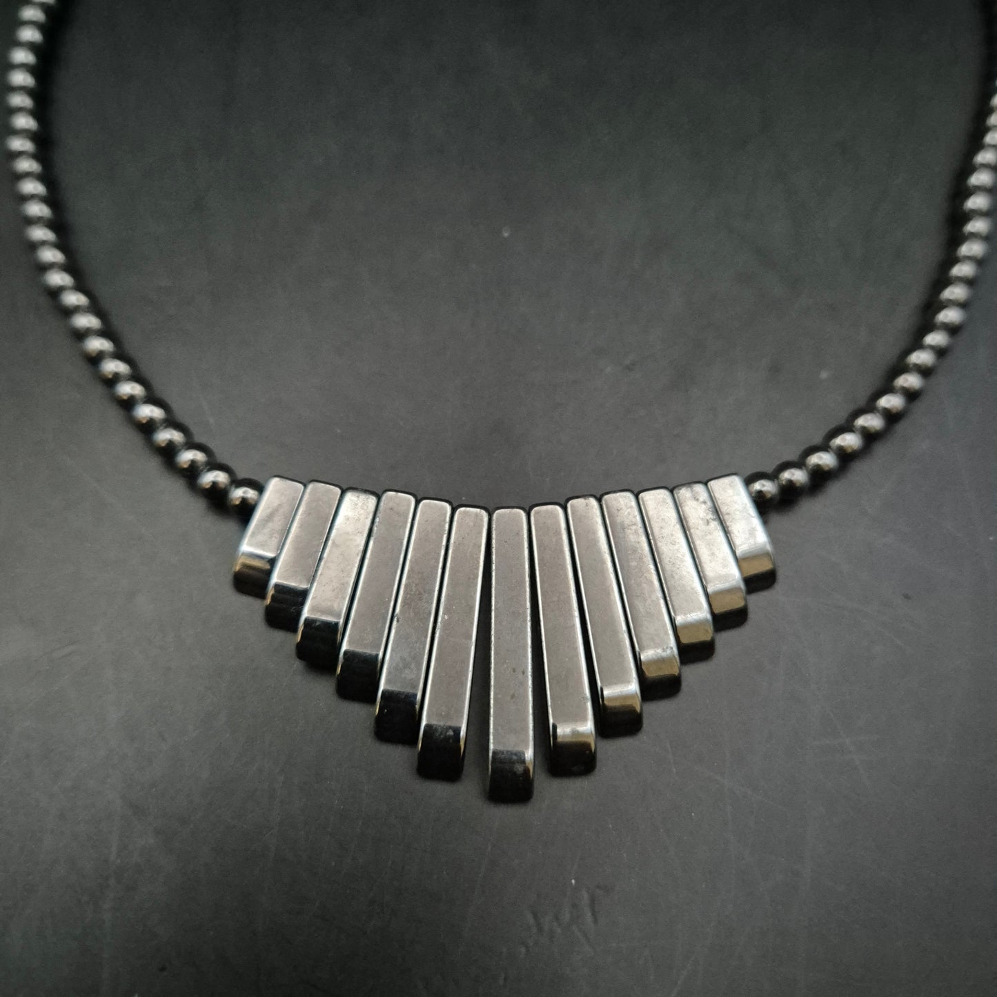 Moderne Damen Halskette aus Hämatit – Fächer-Design