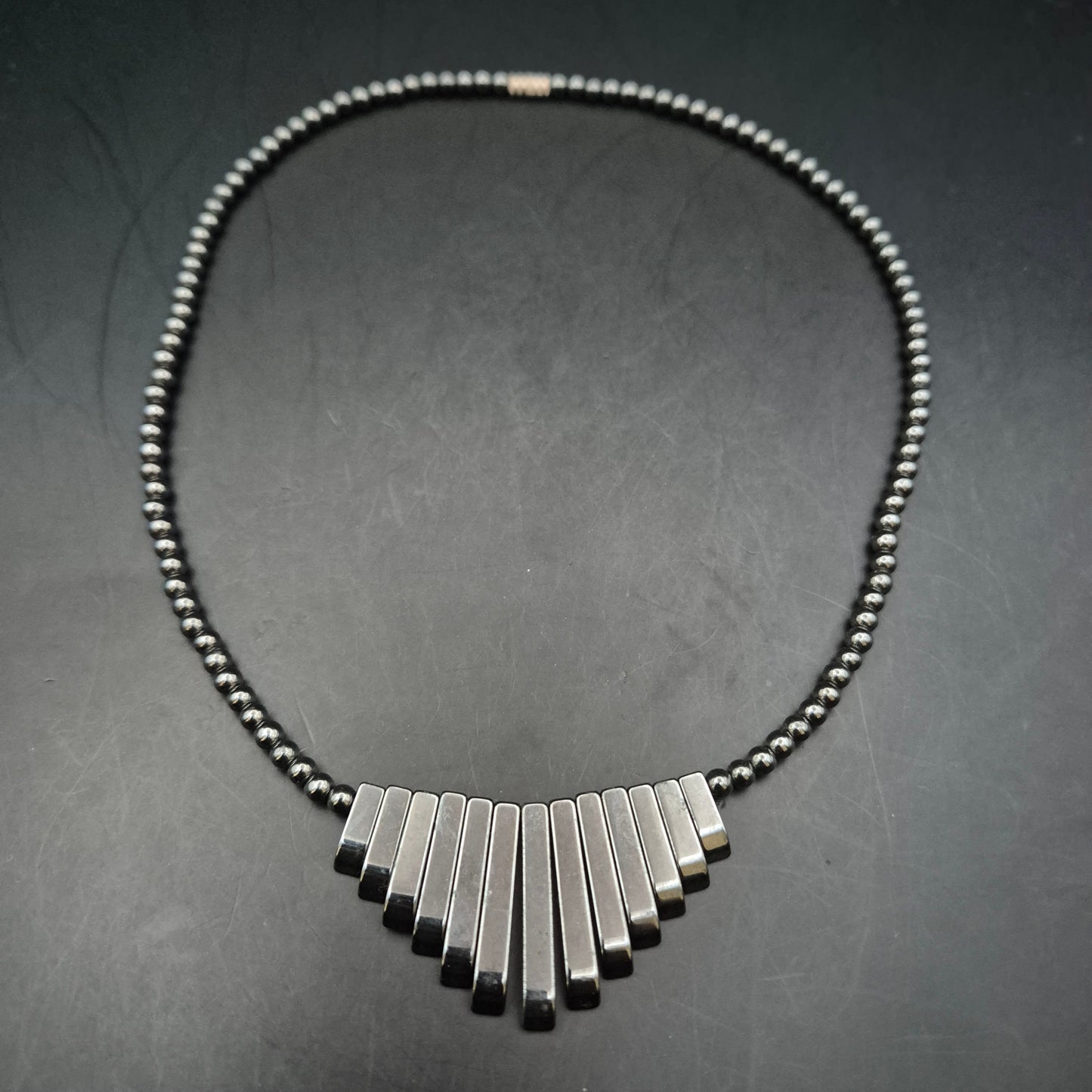 Moderne Damen Halskette aus Hämatit – Fächer-Design