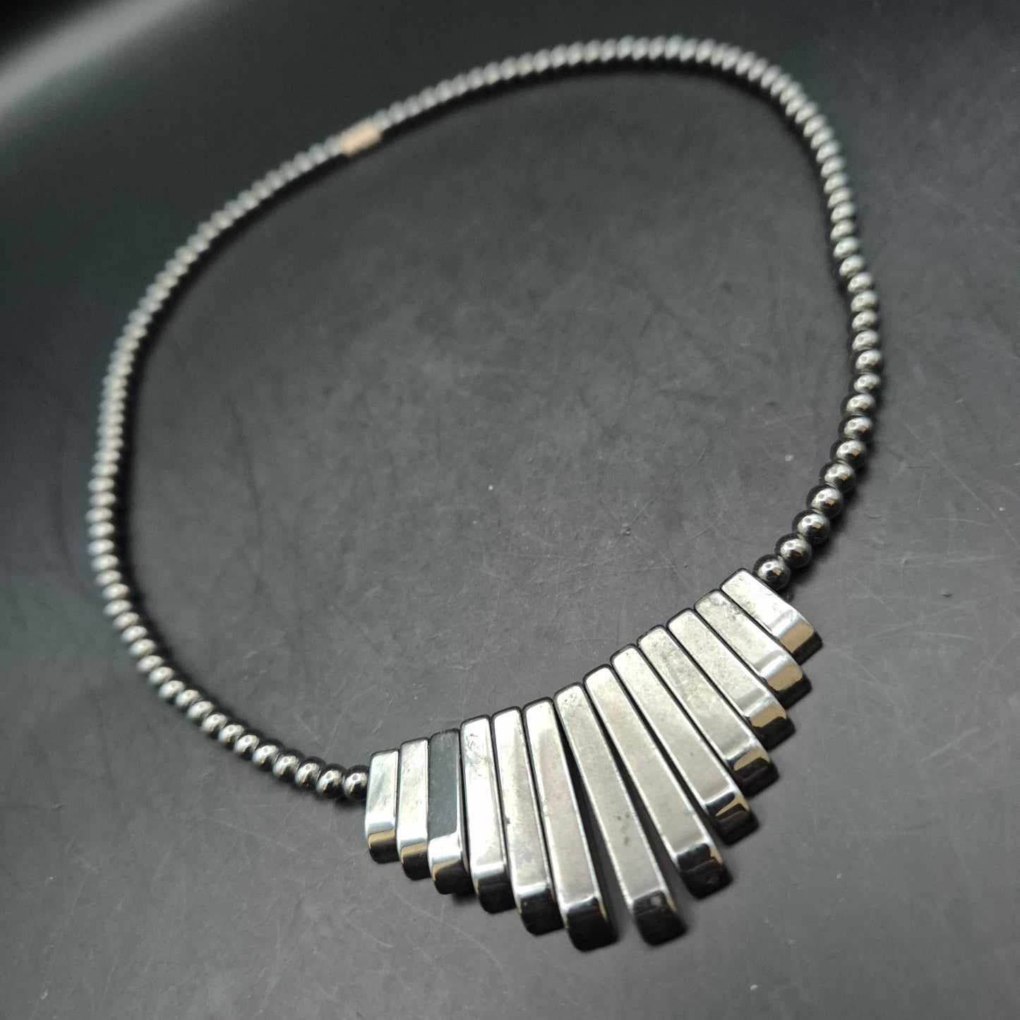 Moderne Damen Halskette aus Hämatit – Fächer-Design