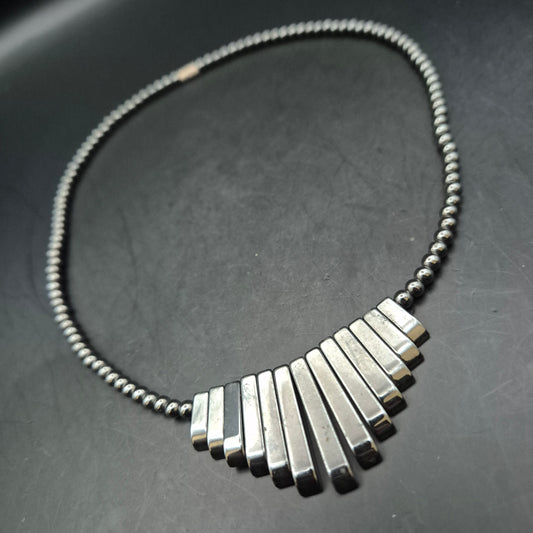 Moderne Damen Halskette aus Hämatit – Fächer-Design