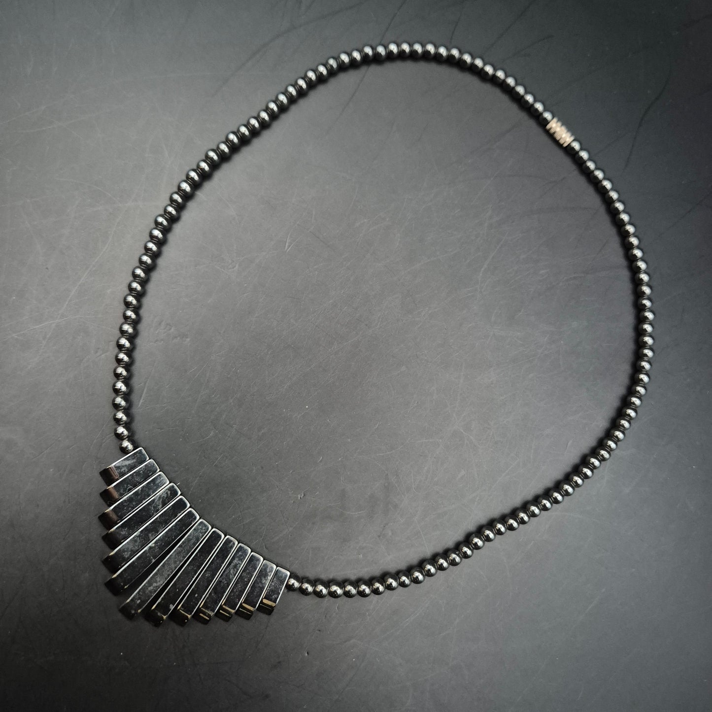 Moderne Damen Halskette aus Hämatit – Fächer-Design