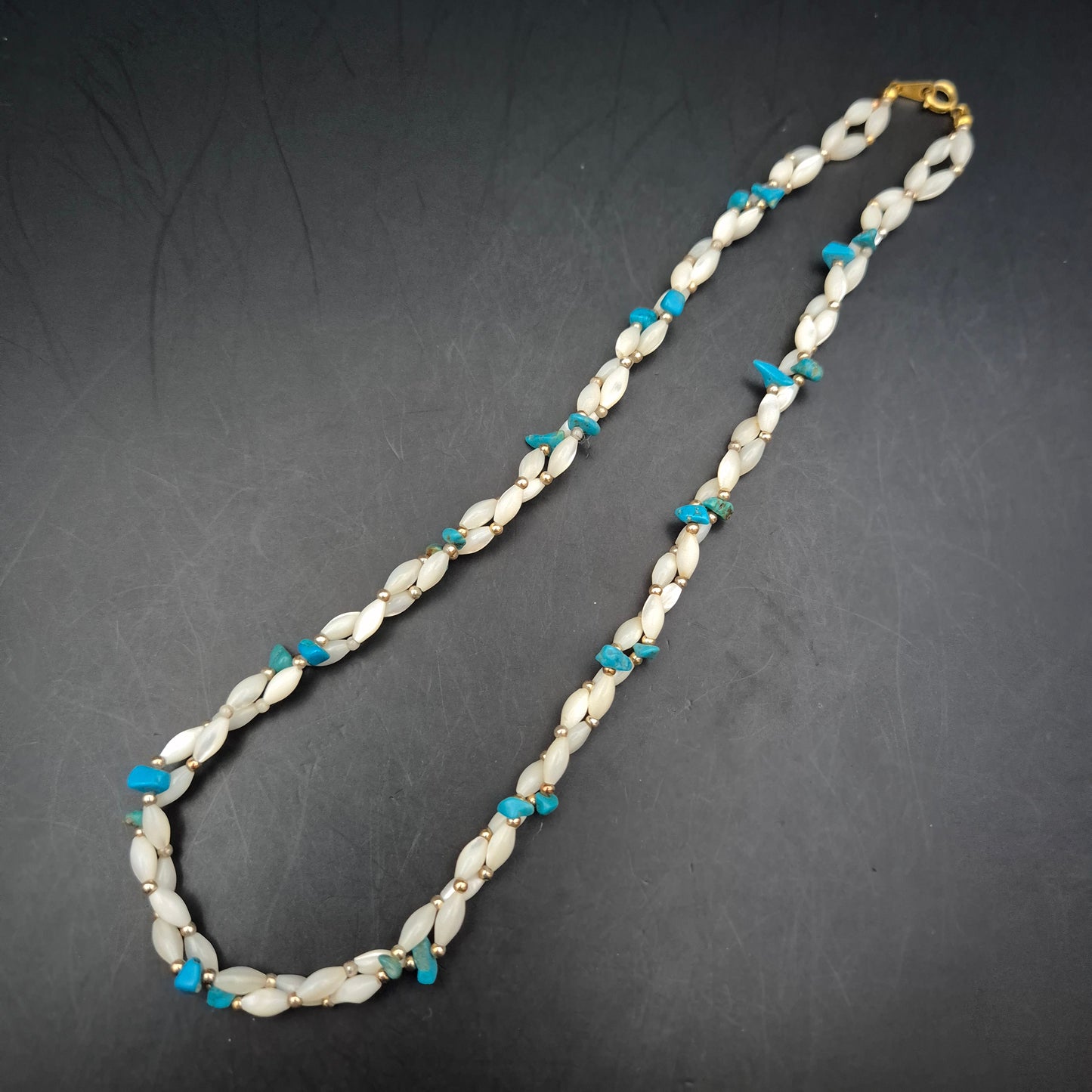 Sommerliche Damen Kette – Perlen, Türkis-Splitter & Gold-Akzente