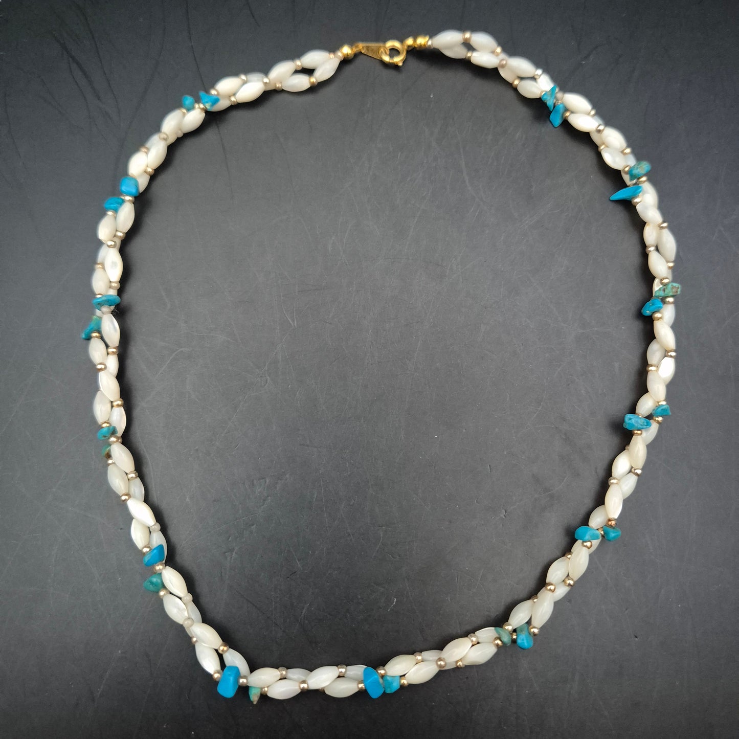 Sommerliche Damen Kette – Perlen, Türkis-Splitter & Gold-Akzente