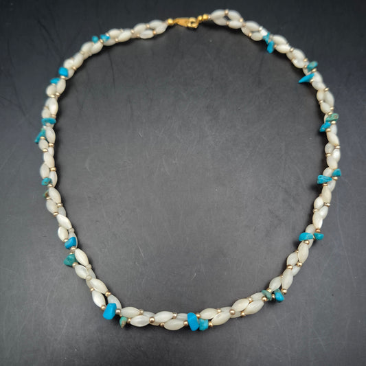 Sommerliche Damen Kette – Perlen, Türkis-Splitter & Gold-Akzente