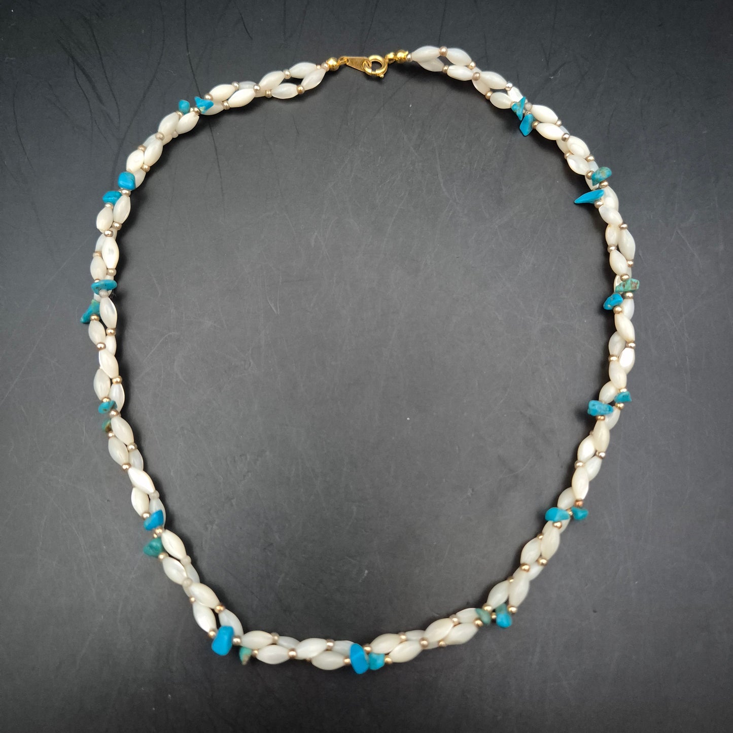 Sommerliche Damen Kette – Perlen, Türkis-Splitter & Gold-Akzente