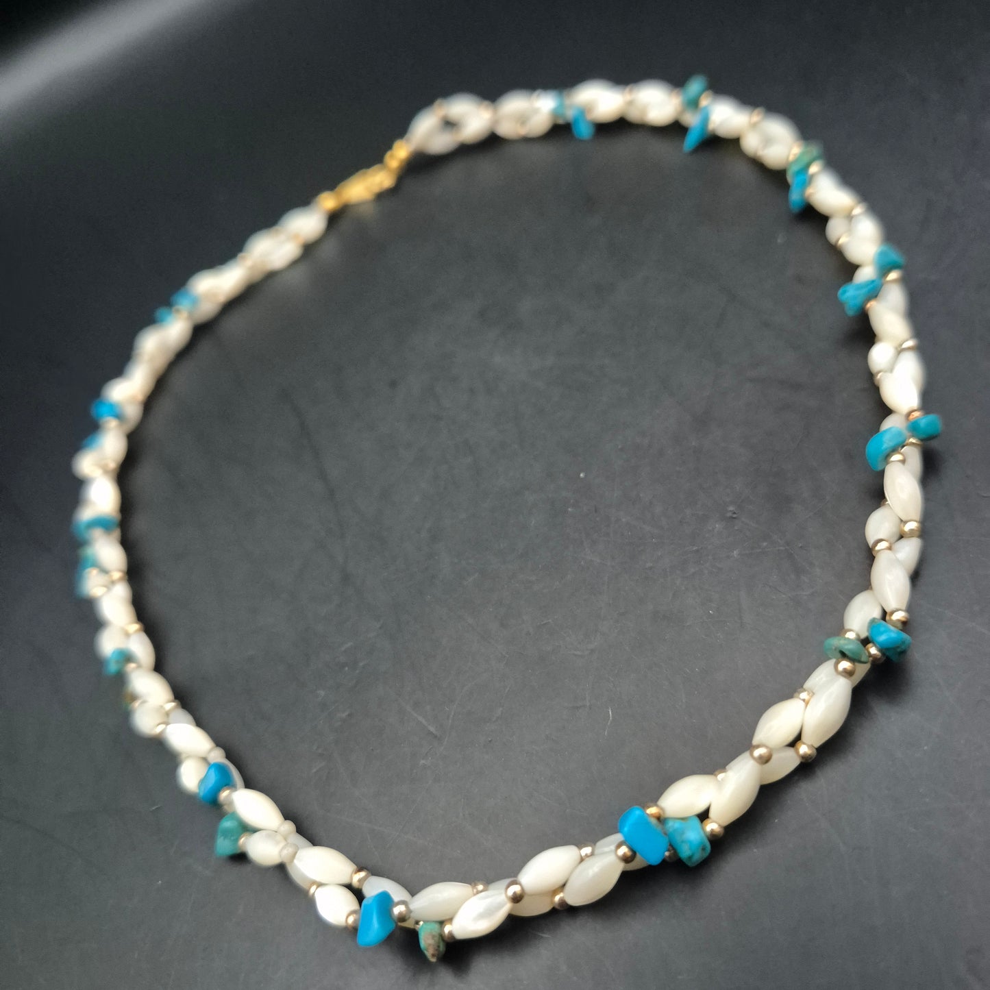 Sommerliche Damen Kette – Perlen, Türkis-Splitter & Gold-Akzente