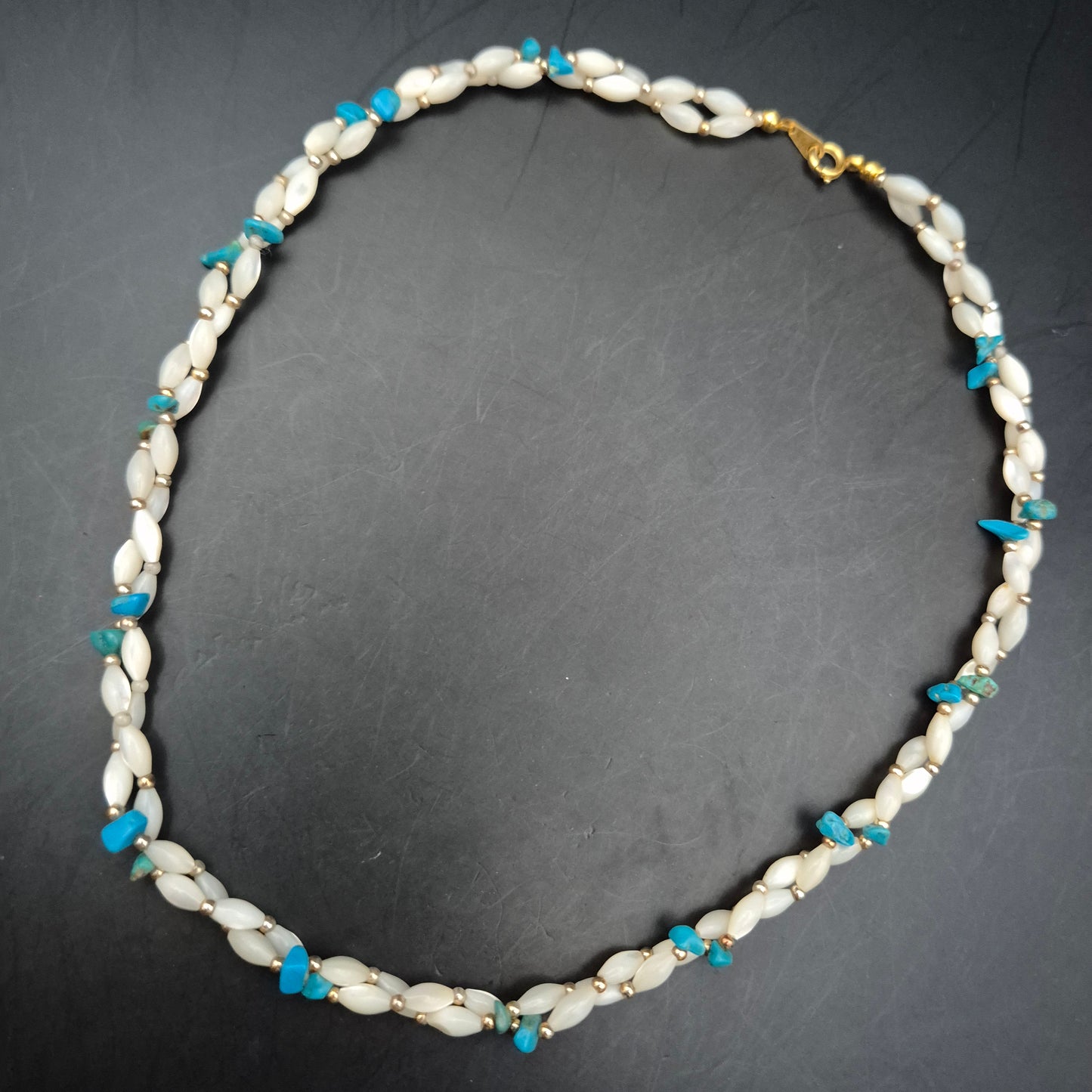 Sommerliche Damen Kette – Perlen, Türkis-Splitter & Gold-Akzente