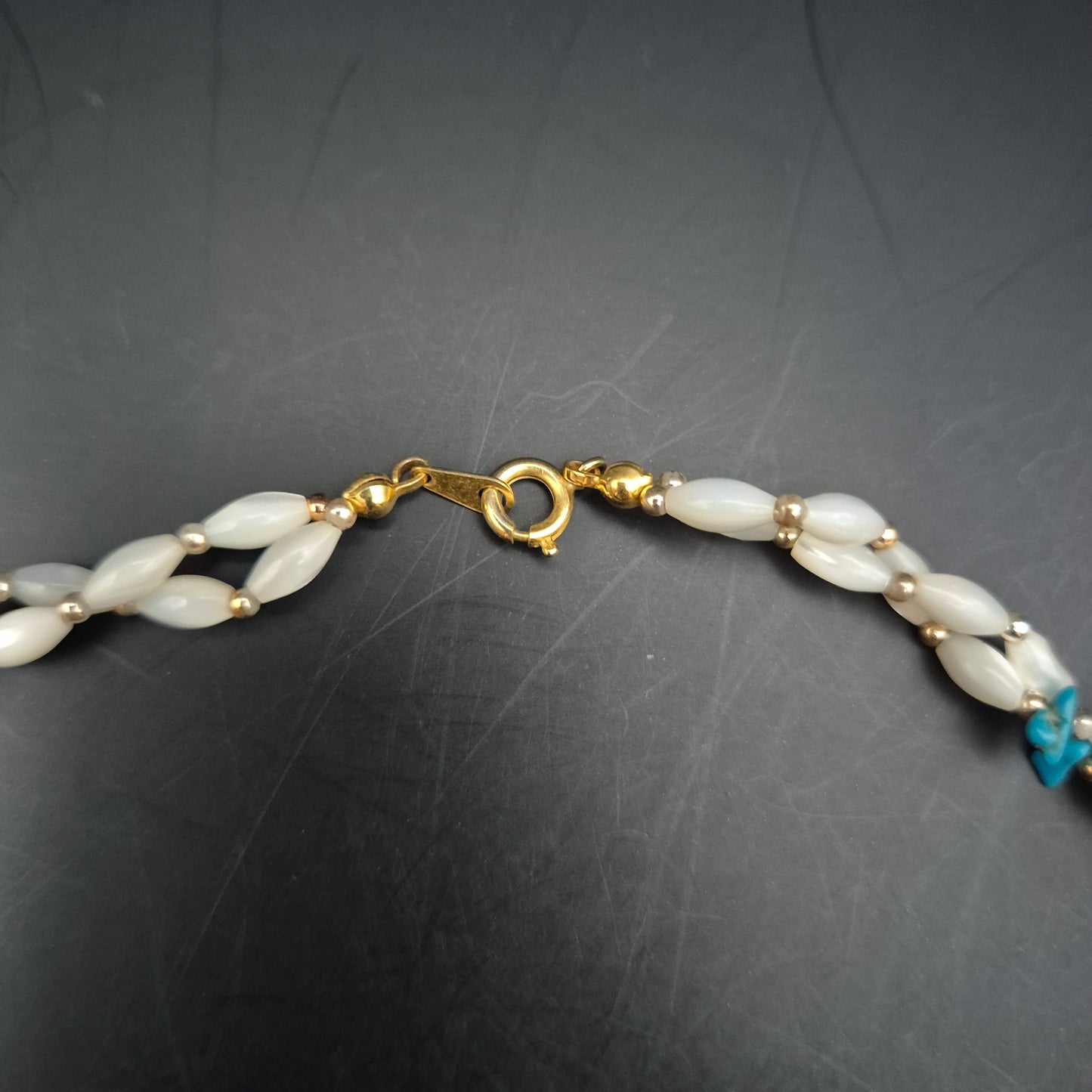 Sommerliche Damen Kette – Perlen, Türkis-Splitter & Gold-Akzente