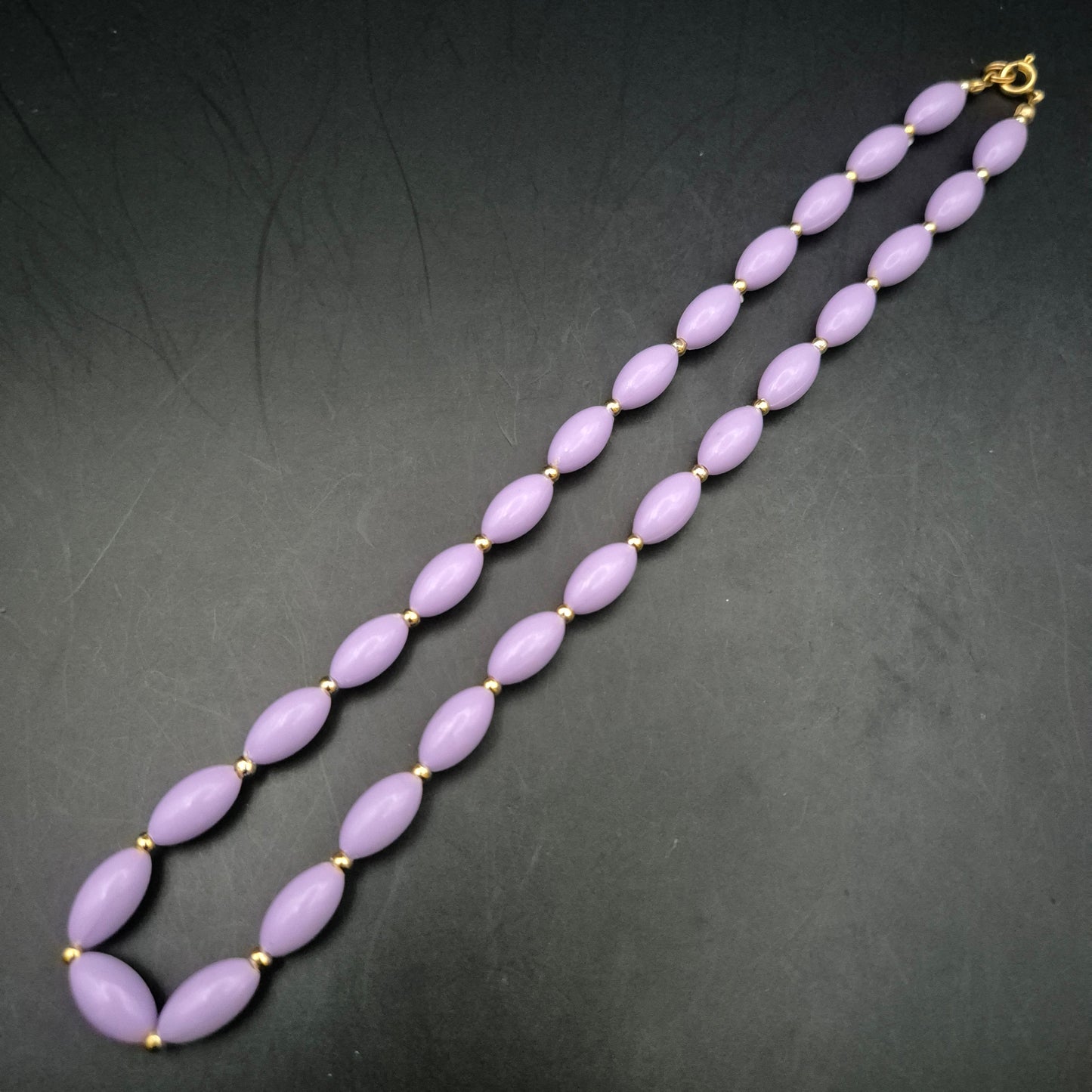 Charmante Damen Kette – Fliederfarbene Oval-Perlen mit Gold-Akzenten