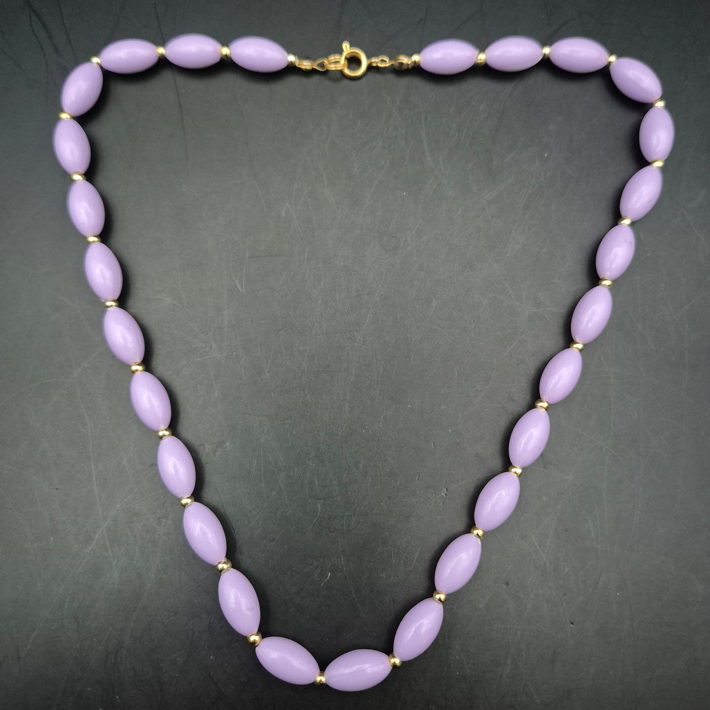 Charmante Damen Kette – Fliederfarbene Oval-Perlen mit Gold-Akzenten