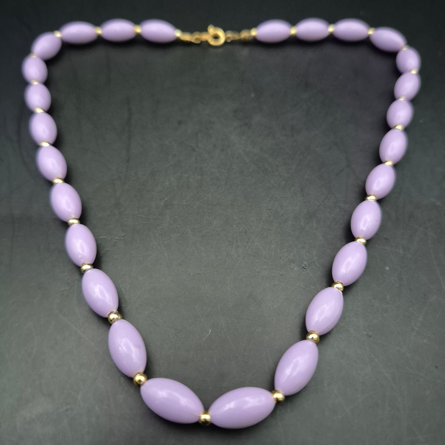 Charmante Damen Kette – Fliederfarbene Oval-Perlen mit Gold-Akzenten