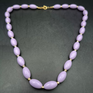 Charmante Damen Kette – Fliederfarbene Oval-Perlen mit Gold-Akzenten