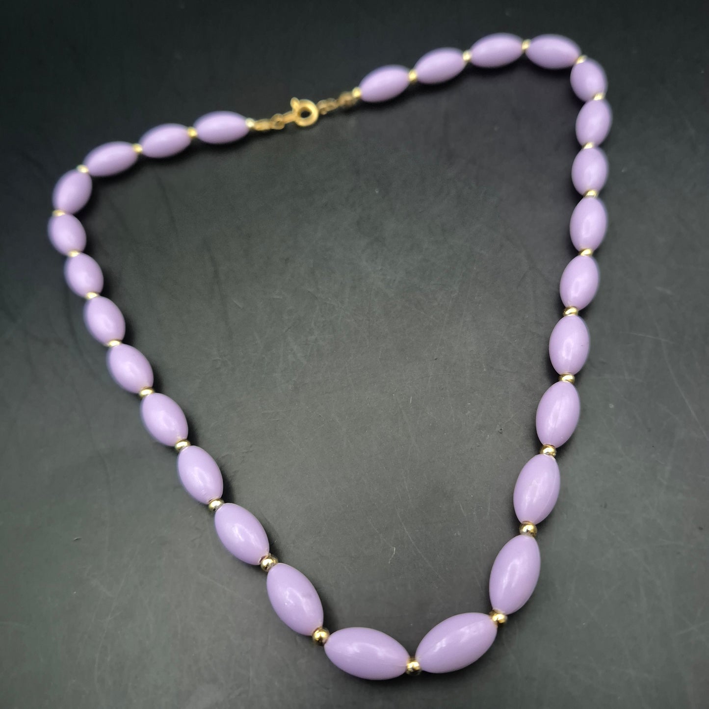 Charmante Damen Kette – Fliederfarbene Oval-Perlen mit Gold-Akzenten