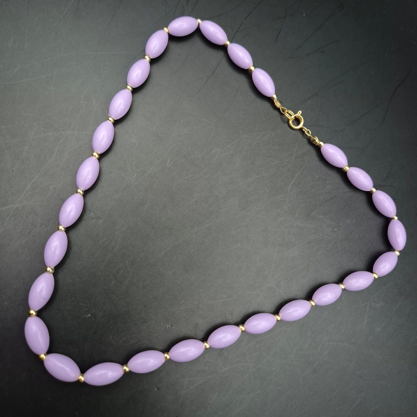 Charmante Damen Kette – Fliederfarbene Oval-Perlen mit Gold-Akzenten