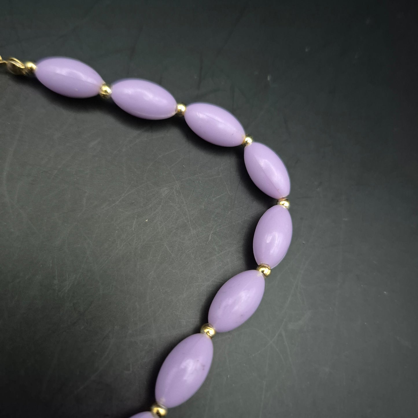 Charmante Damen Kette – Fliederfarbene Oval-Perlen mit Gold-Akzenten