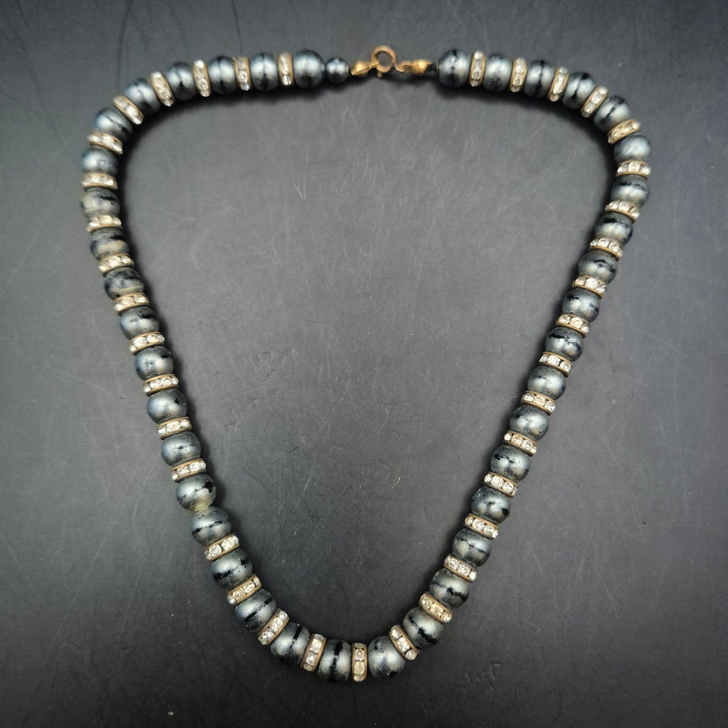 Elegante Damen Kette – Dunkle Perlen und funkelnde Strass-Ringe