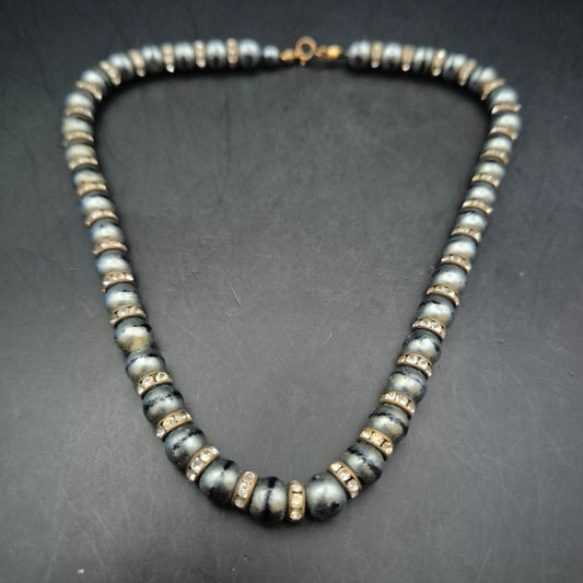 Elegante Damen Kette – Dunkle Perlen und funkelnde Strass-Ringe