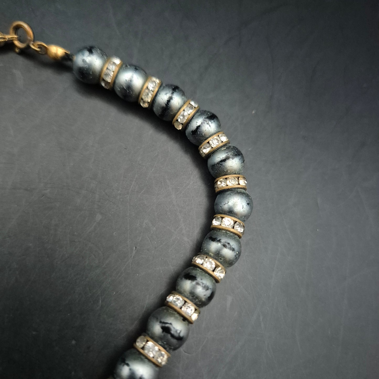 Elegante Damen Kette – Dunkle Perlen und funkelnde Strass-Ringe