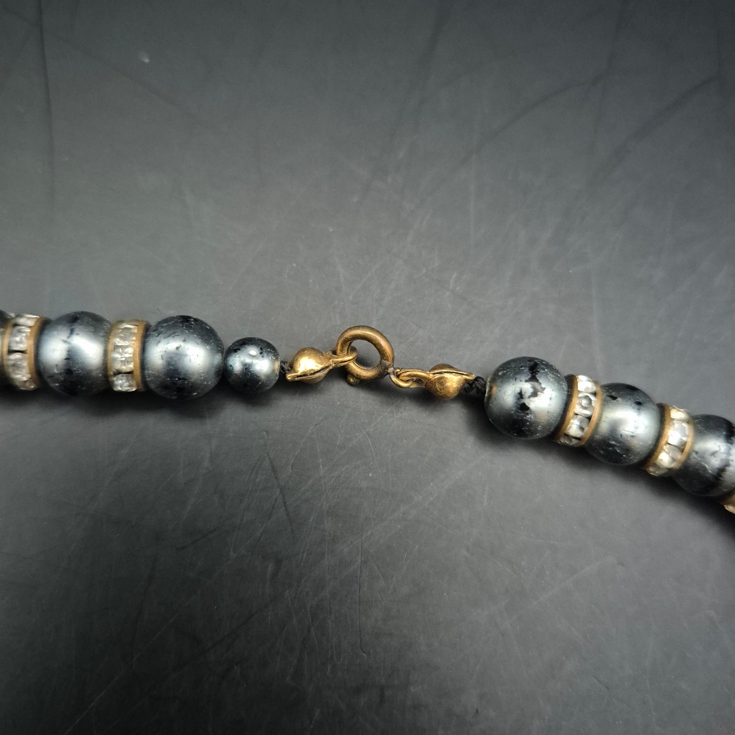 Elegante Damen Kette – Dunkle Perlen und funkelnde Strass-Ringe