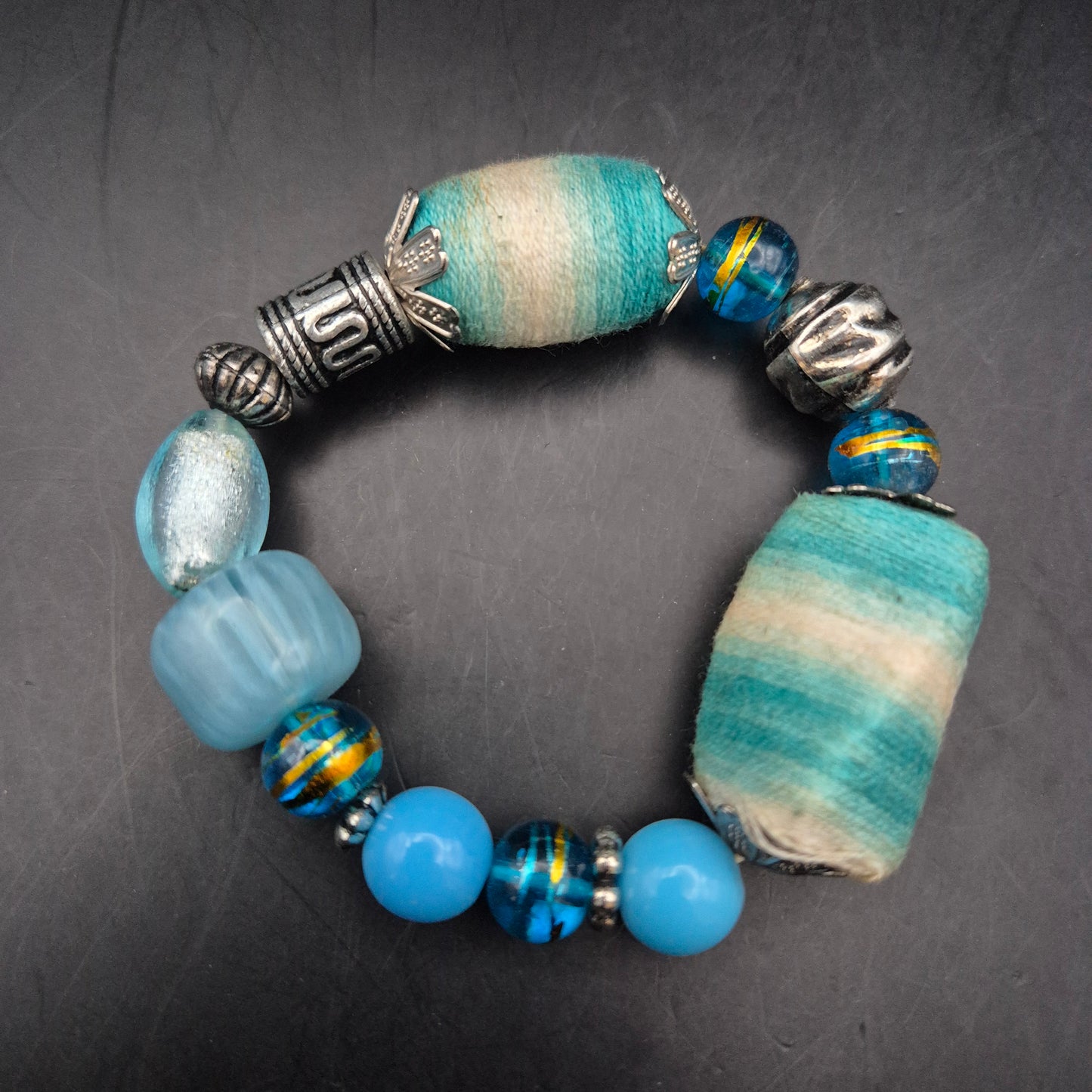 Auffälliges Damen Armband – Türkis-Mix mit Textil und Metall-Akzenten