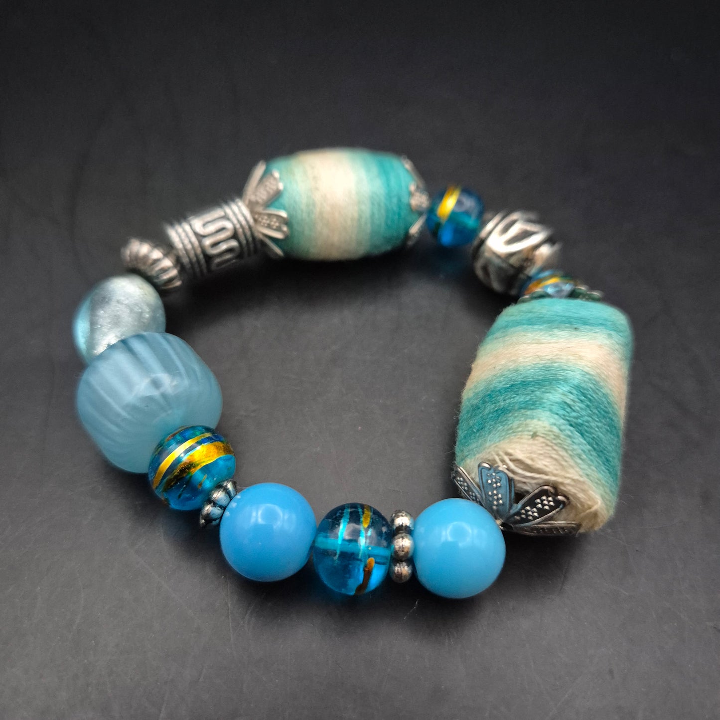 Auffälliges Damen Armband – Türkis-Mix mit Textil und Metall-Akzenten