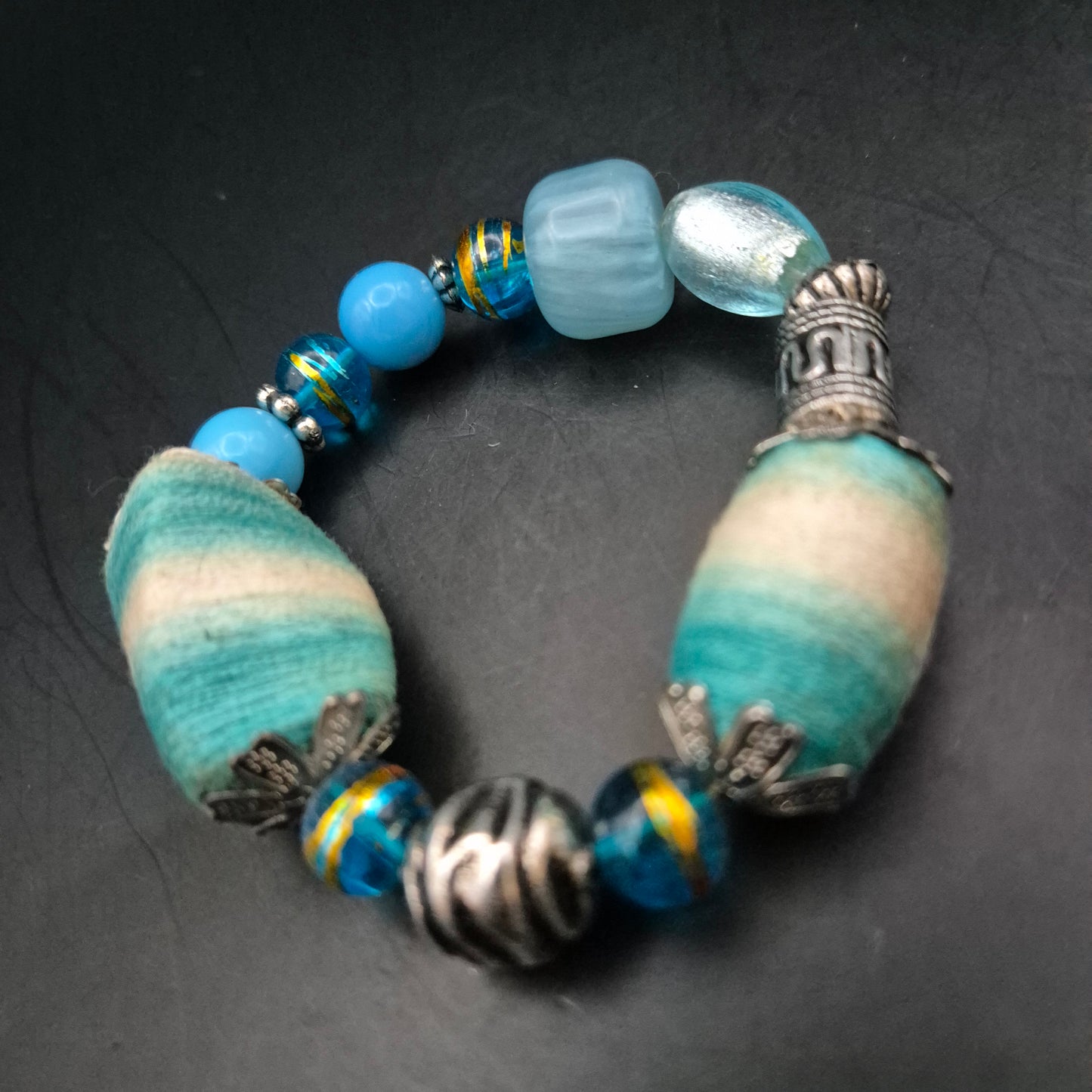 Auffälliges Damen Armband – Türkis-Mix mit Textil und Metall-Akzenten