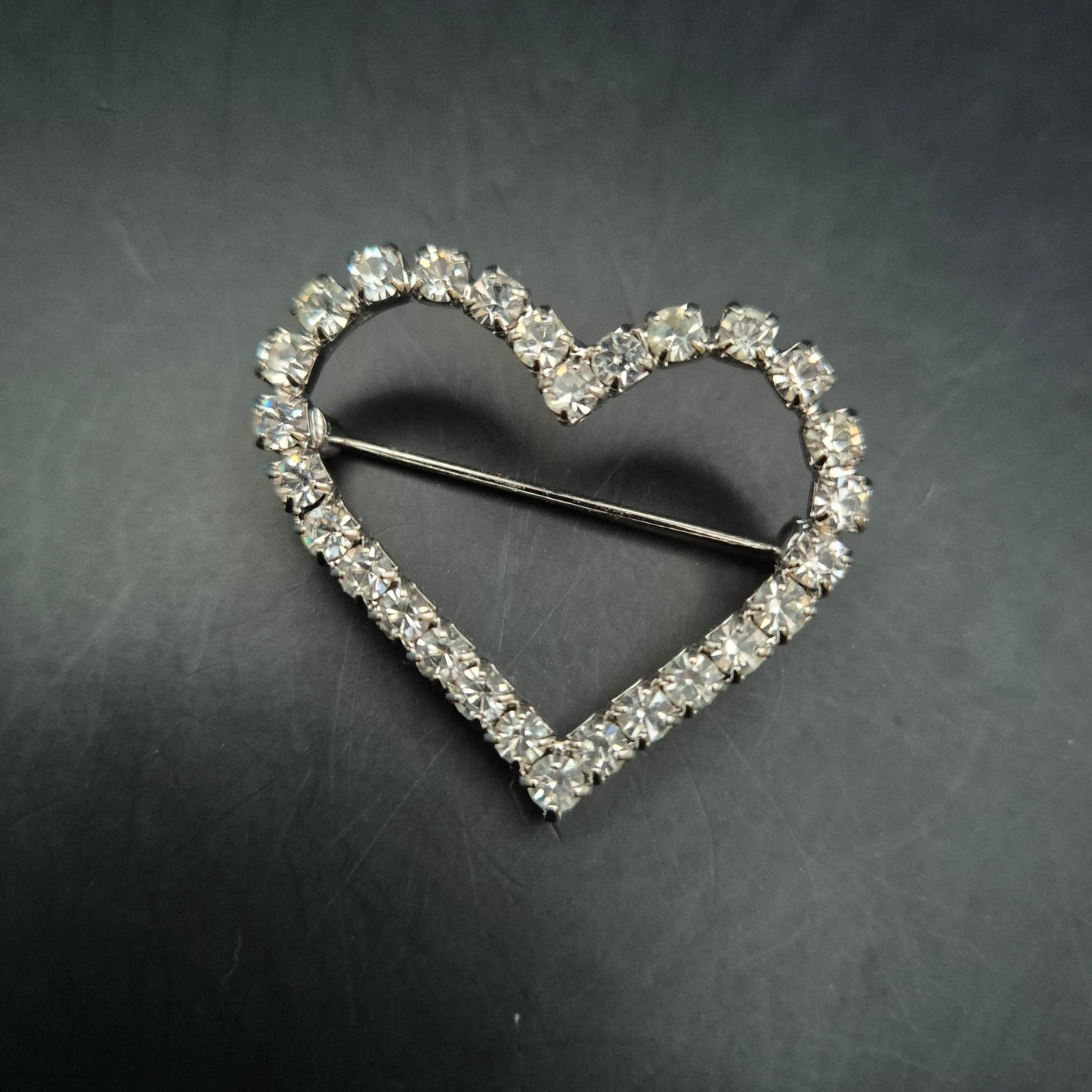 Funkelnde Herz Brosche – Komplett mit klarem Strass besetzt