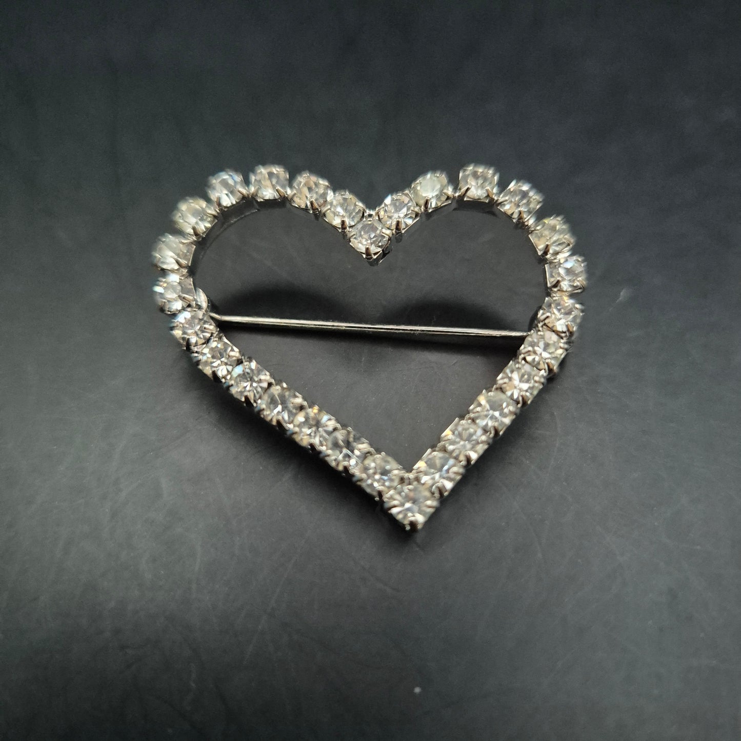Funkelnde Herz Brosche – Komplett mit klarem Strass besetzt