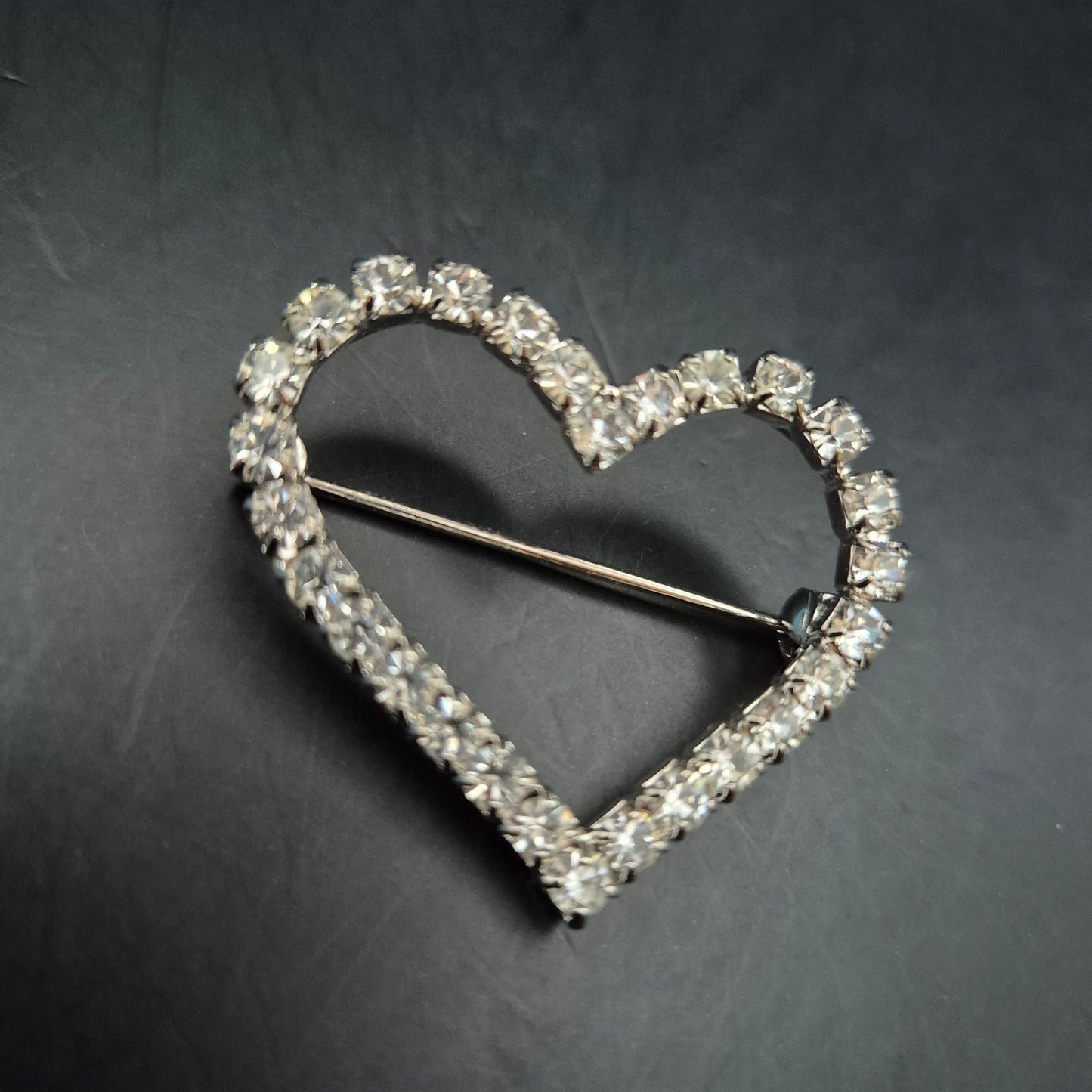Funkelnde Herz Brosche – Komplett mit klarem Strass besetzt