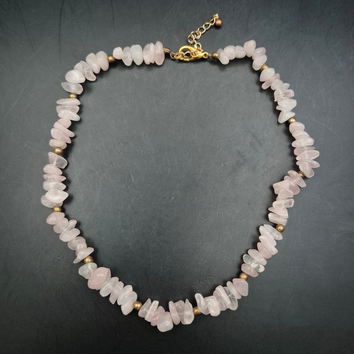 Zarte Damen Splitterkette – Echter Rosenquarz mit Gold-Akzenten