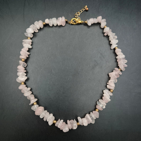 Zarte Damen Splitterkette – Echter Rosenquarz mit Gold-Akzenten