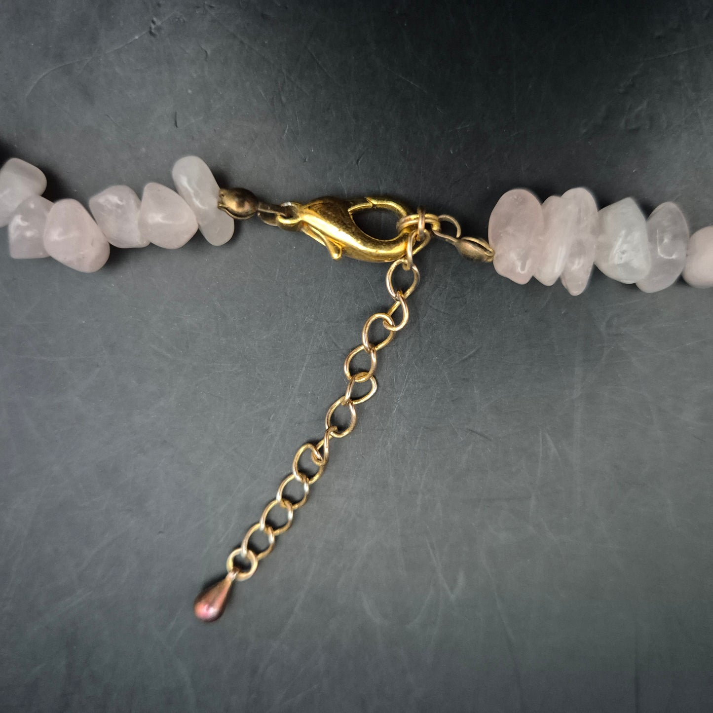 Zarte Damen Splitterkette – Echter Rosenquarz mit Gold-Akzenten