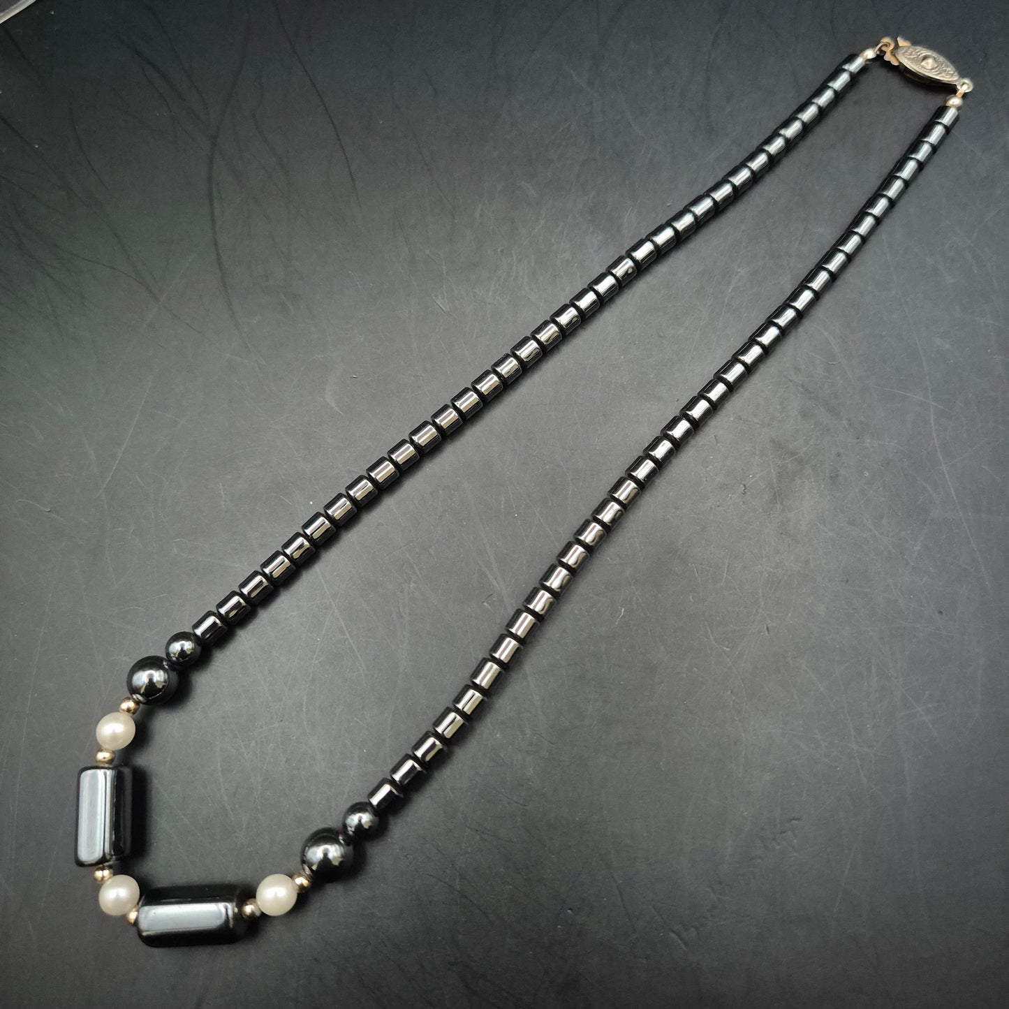 Elegante Damen Kette – Glänzender Hämatit kombiniert mit Perlen