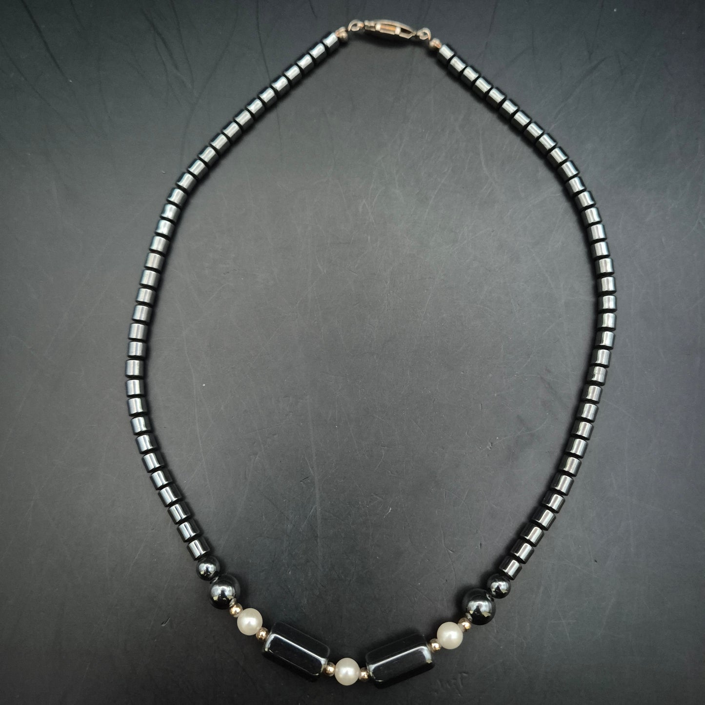 Elegante Damen Kette – Glänzender Hämatit kombiniert mit Perlen