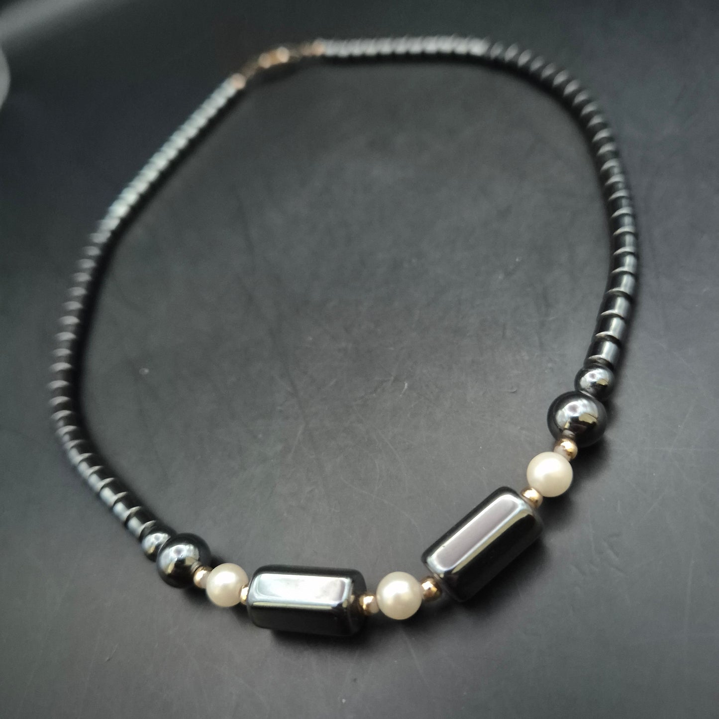 Elegante Damen Kette – Glänzender Hämatit kombiniert mit Perlen