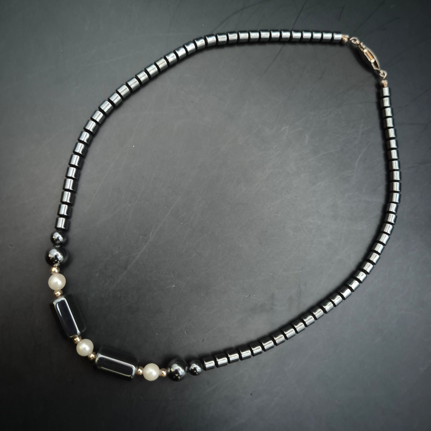 Elegante Damen Kette – Glänzender Hämatit kombiniert mit Perlen