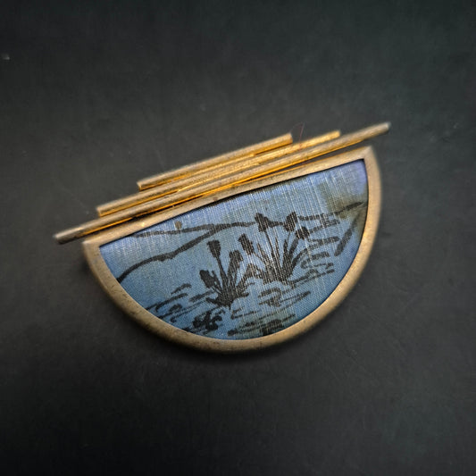 Abstrakte Vintage Brosche – Halbmond mit Schilf-Motiv und Goldstreben