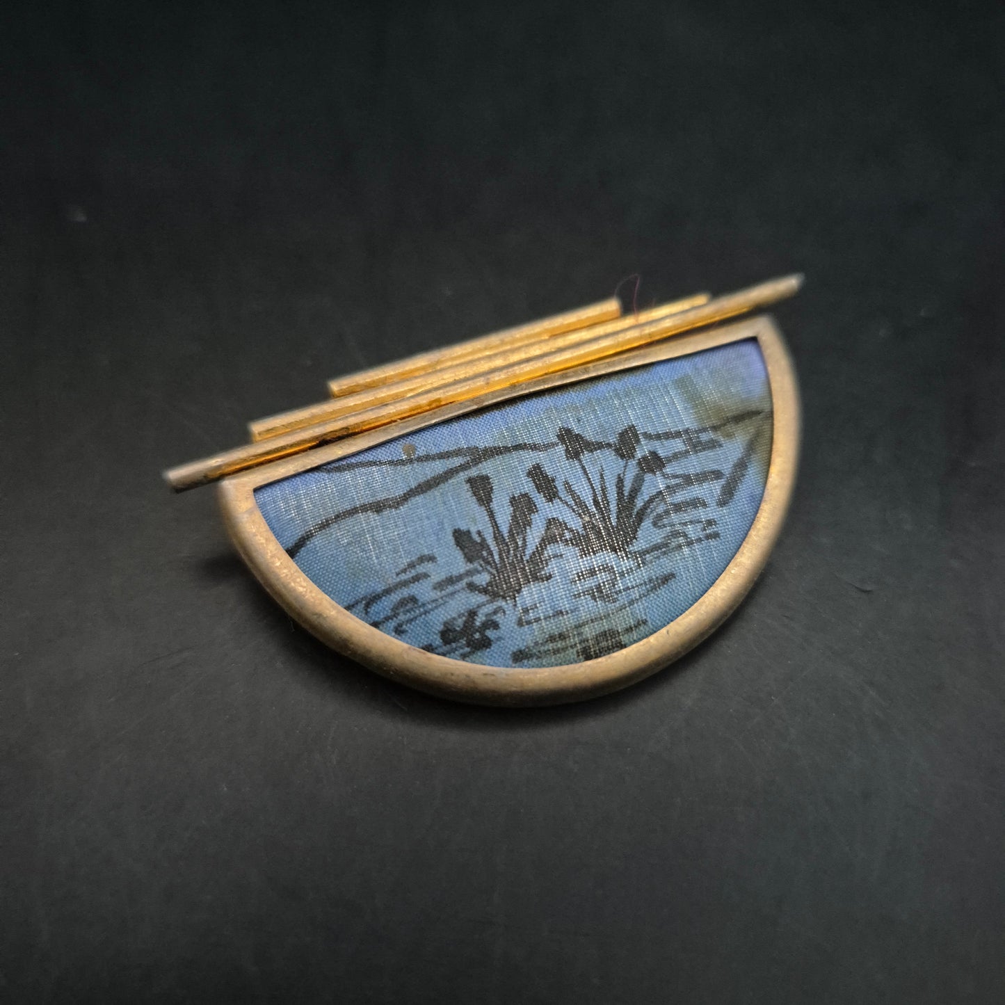 Abstrakte Vintage Brosche – Halbmond mit Schilf-Motiv und Goldstreben