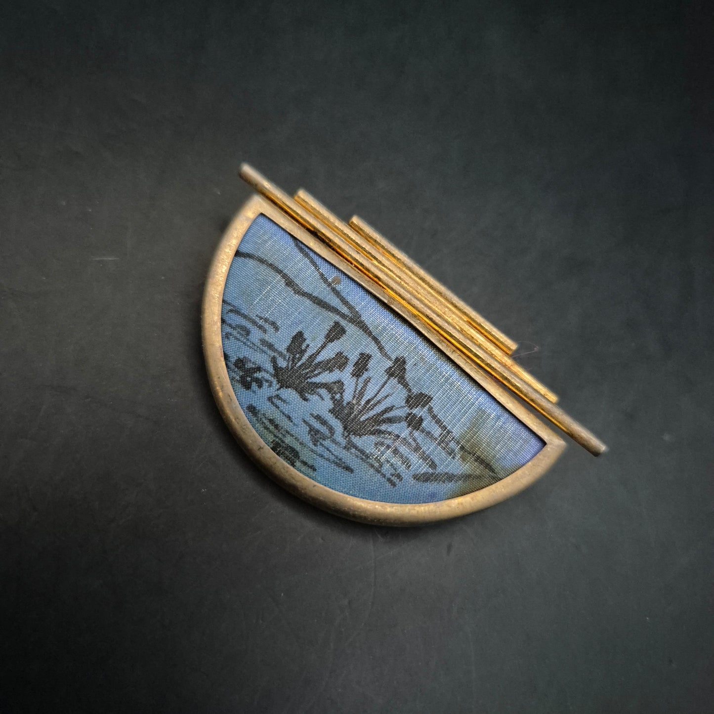Abstrakte Vintage Brosche – Halbmond mit Schilf-Motiv und Goldstreben