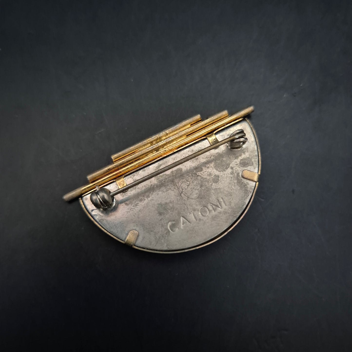 Abstrakte Vintage Brosche – Halbmond mit Schilf-Motiv und Goldstreben