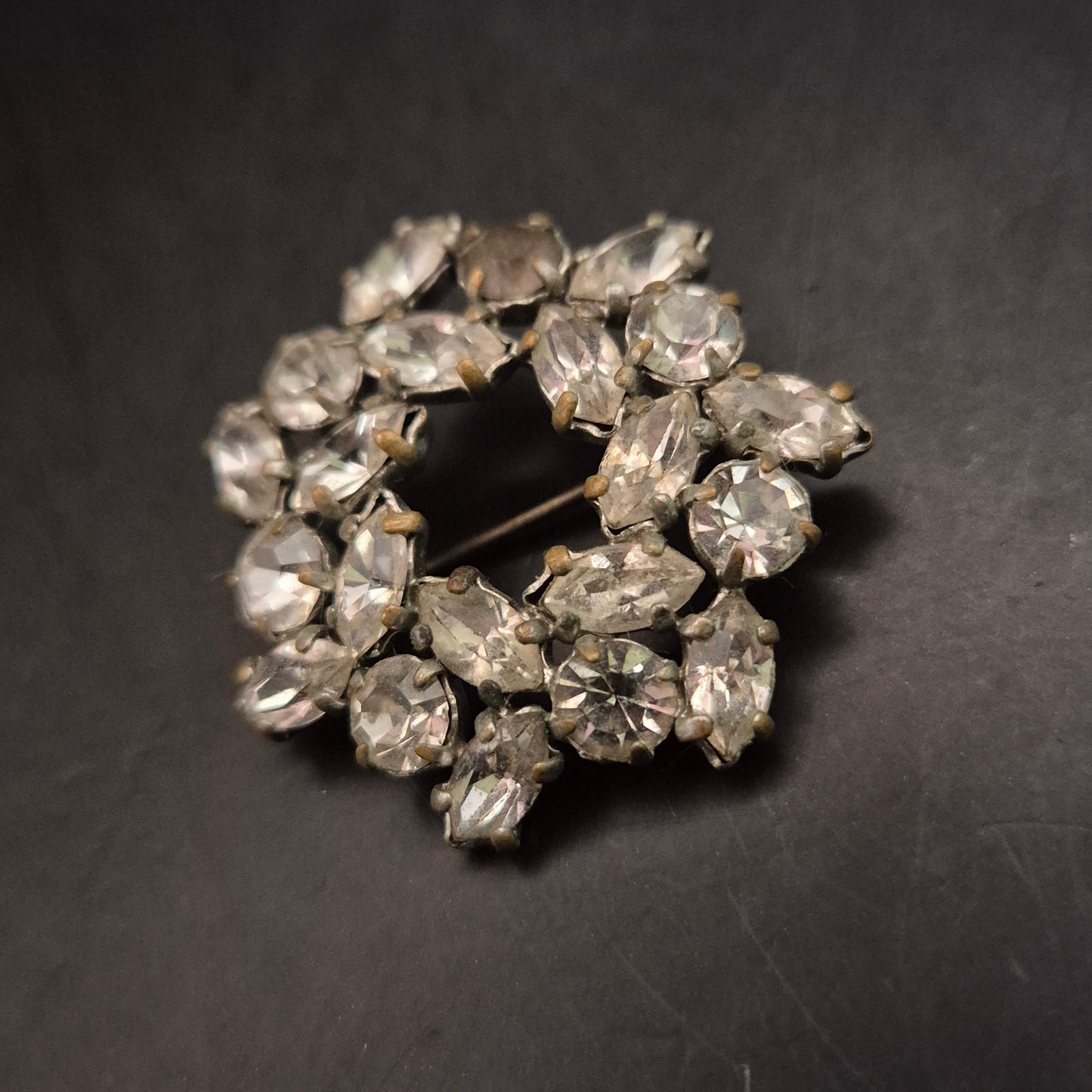Vintage Damen Brosche – Blumenkranz mit großen Strass-Steinen