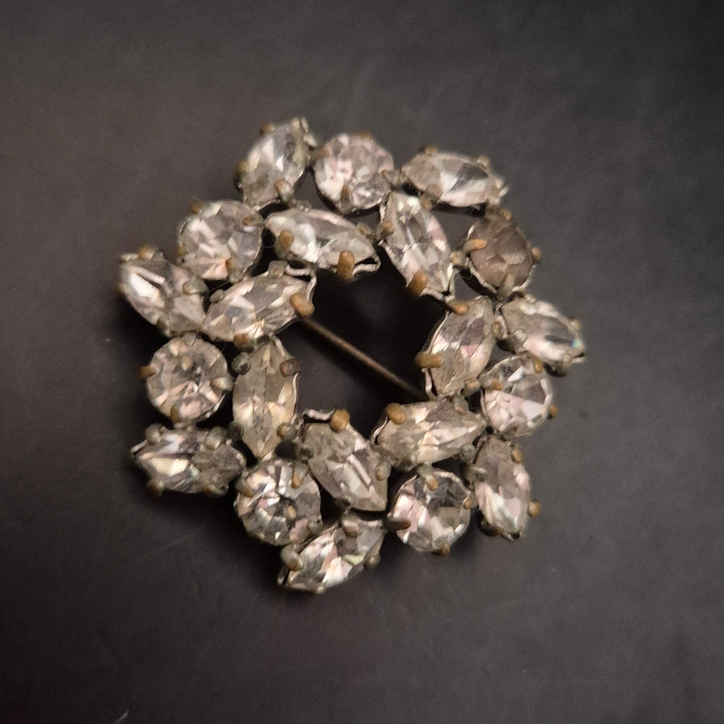 Vintage Damen Brosche – Blumenkranz mit großen Strass-Steinen