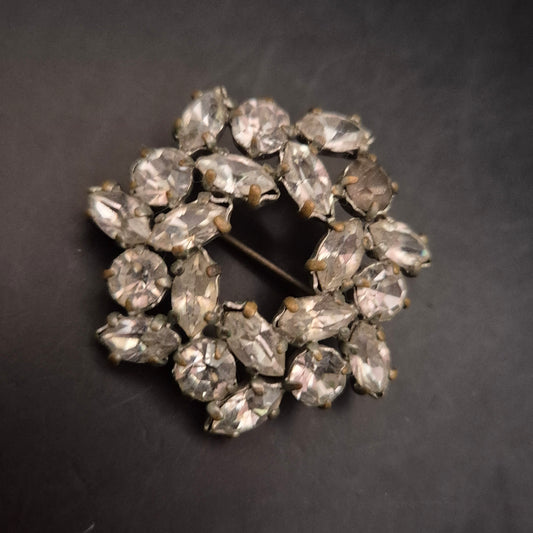 Vintage Damen Brosche – Blumenkranz mit großen Strass-Steinen