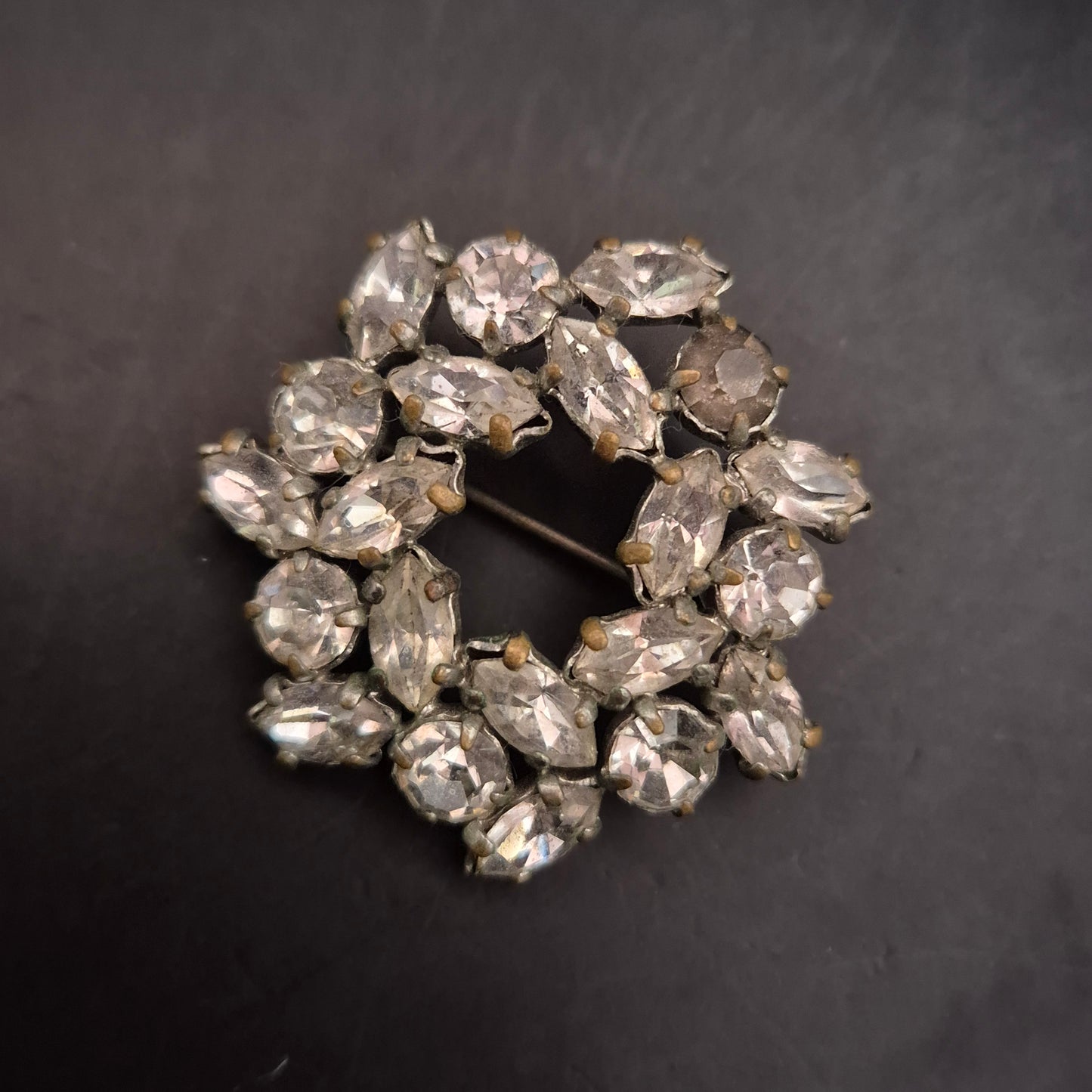 Vintage Damen Brosche – Blumenkranz mit großen Strass-Steinen