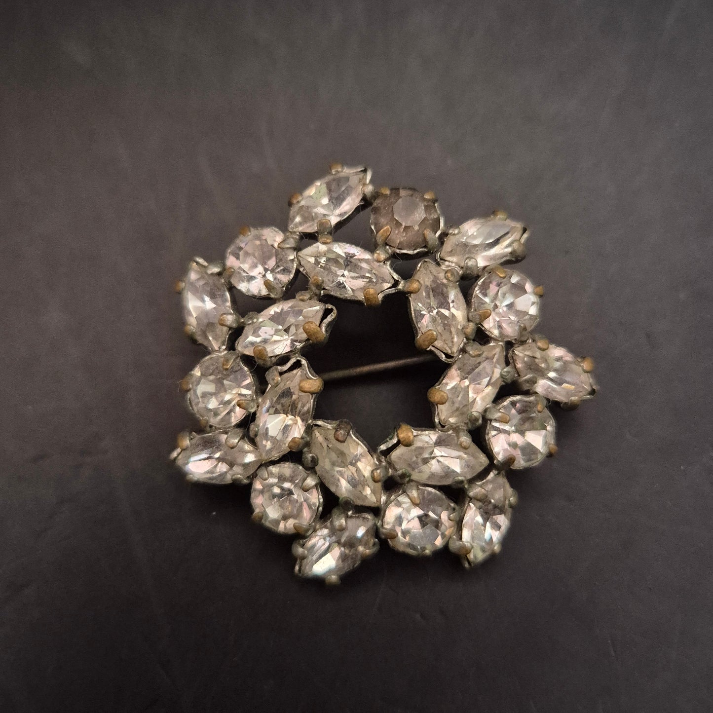 Vintage Damen Brosche – Blumenkranz mit großen Strass-Steinen